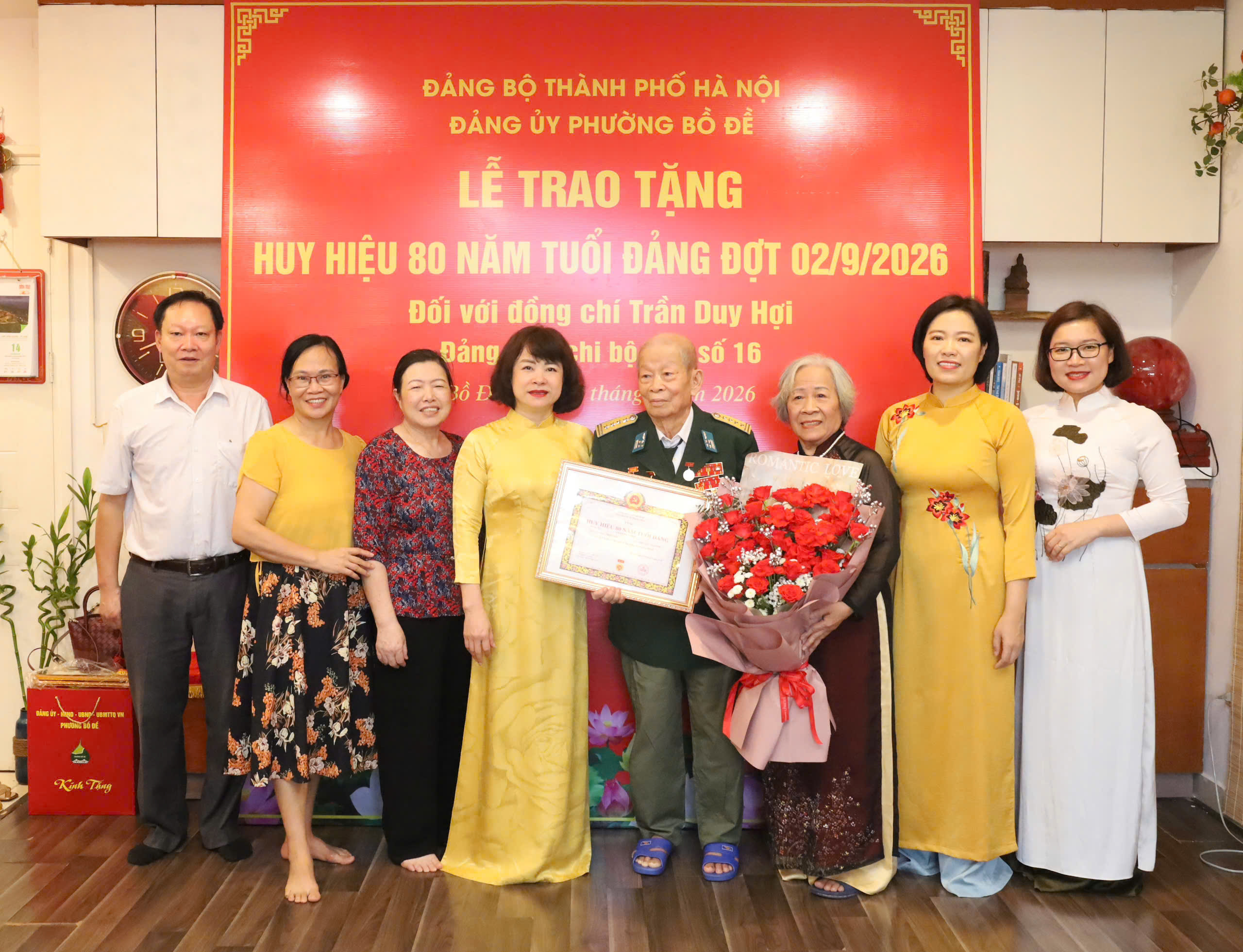 Phường Bồ Đề trao Huy hiệu 80 năm tuổi Đảng, trân trọng một đời son sắt với Đảng