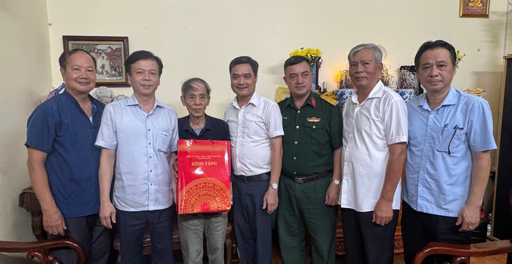 Phường Tây Hồ trao Huy hiệu 70, 80 năm tuổi Đảng, tri ân các thế hệ đi trước