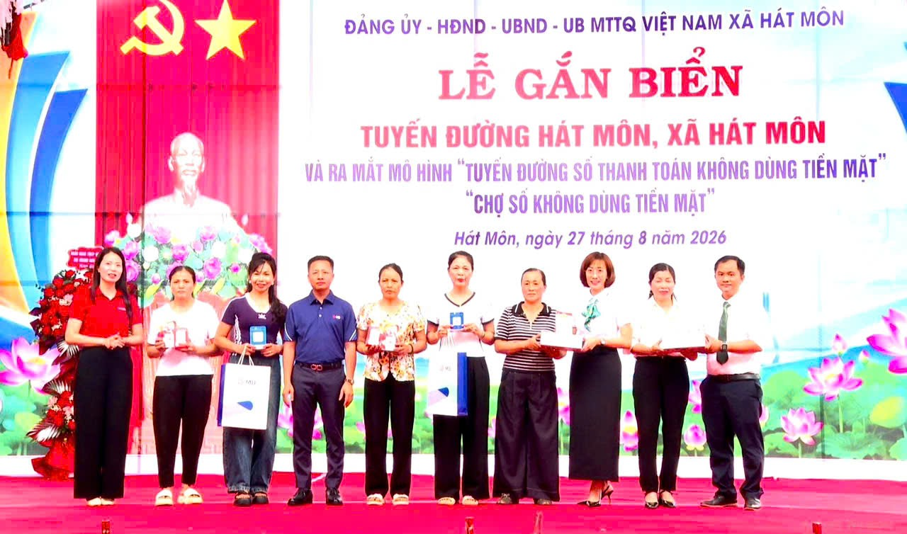 Xã Hát Môn đưa công nghệ về từng thôn, từng tuyến đường, từng dịch vụ phục vụ người dân