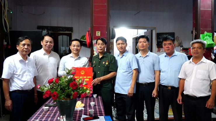Xã Bát Tràng thăm, tặng quà người có công nhân dịp Quốc khánh 02-9