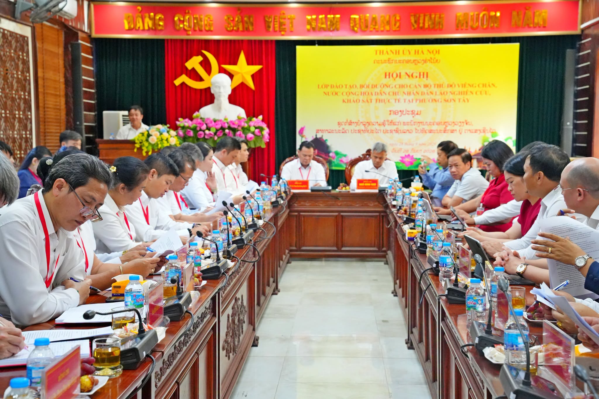 Phường Sơn Tây trao đổi kinh nghiệm xây dựng Đảng, chính quyền với Đoàn cán bộ Thủ đô Viêng Chăn