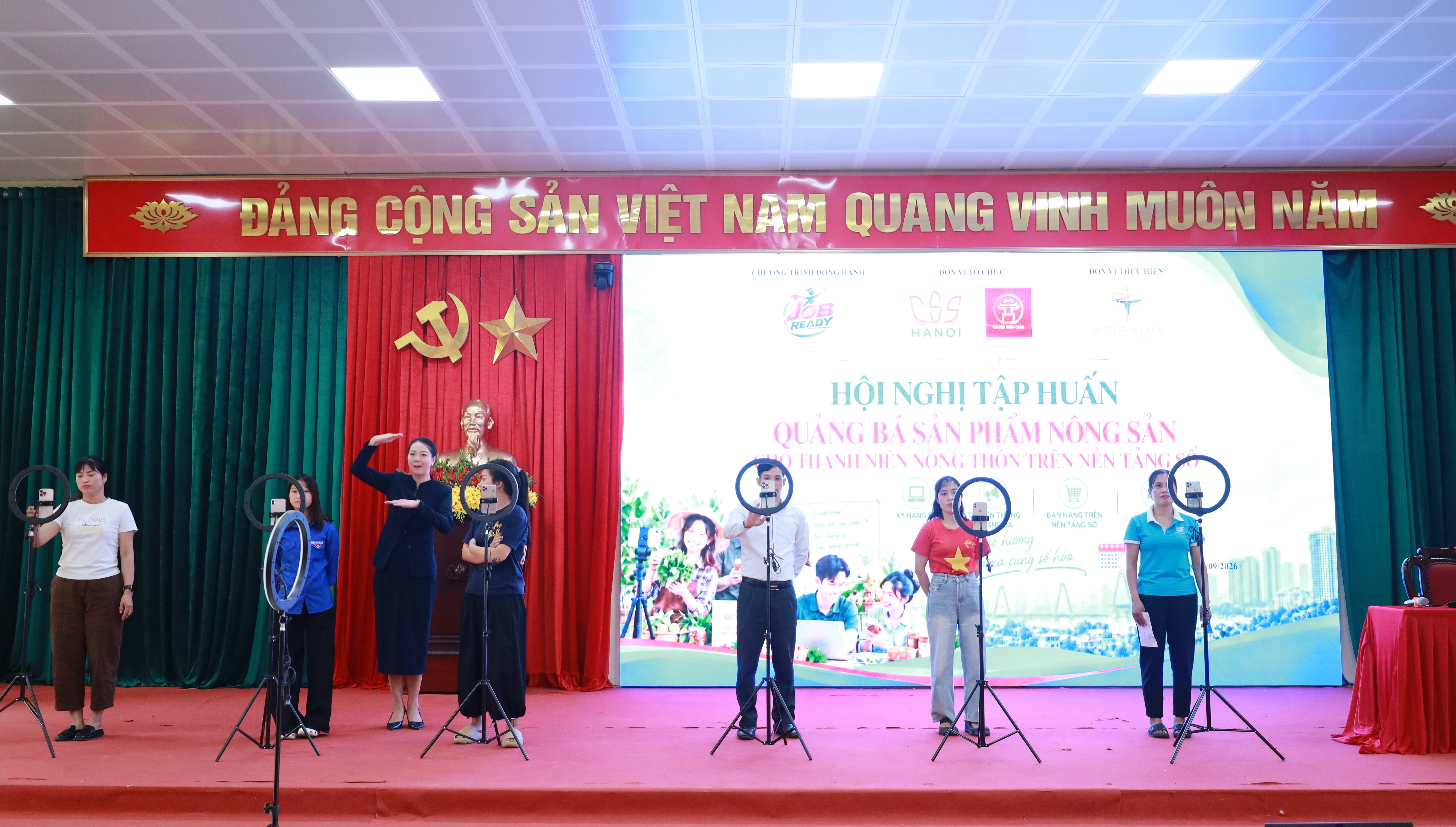 Xã Minh Châu đưa trí tuệ nhân tạo và kỹ năng số vào công việc, quảng bá nông sản