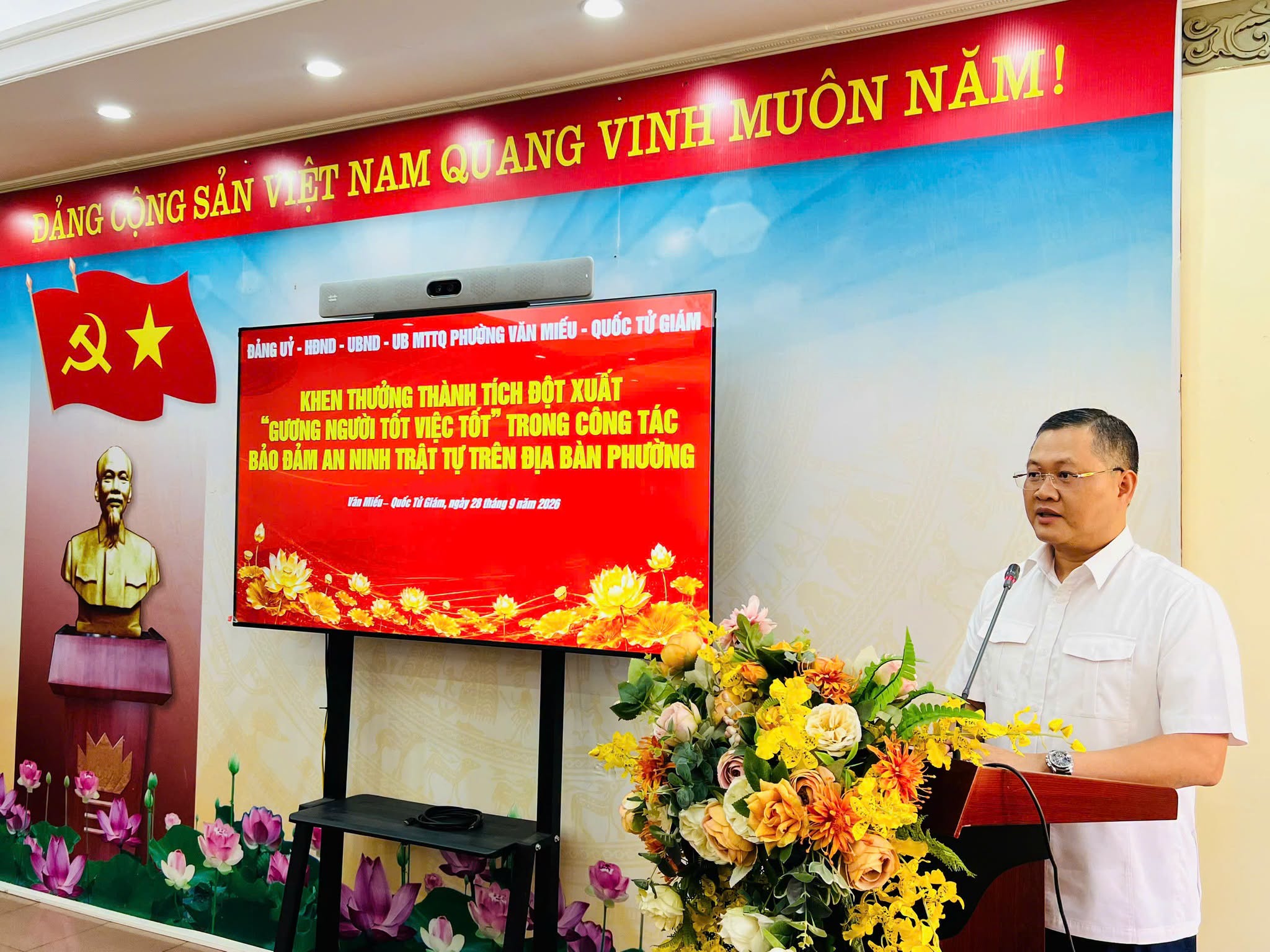 Phường Văn Miếu - Quốc Tử Giám biểu dương hành động dũng cảm cứu người tại hồ Văn Chương