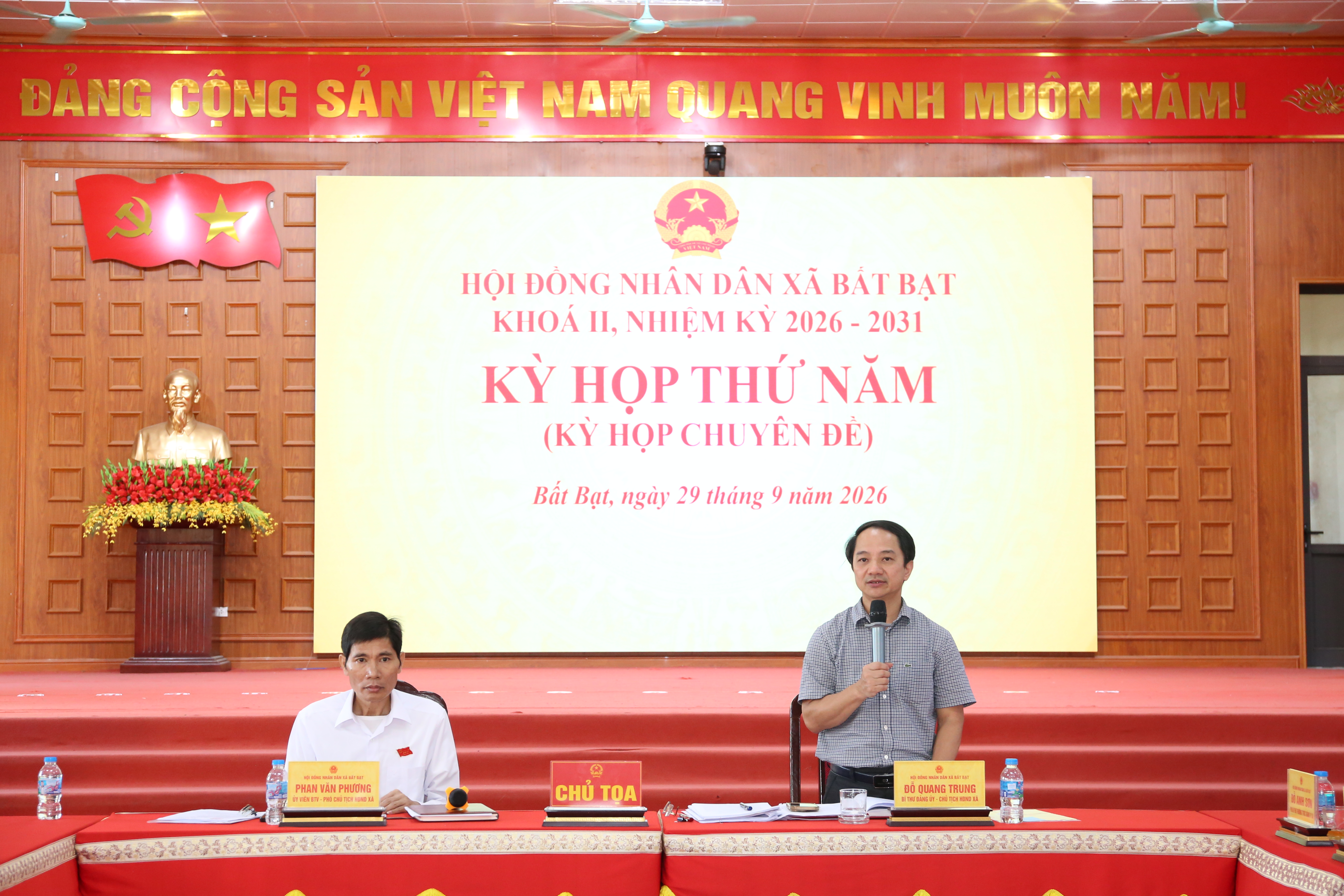 HĐND xã Bất Bạt thông qua 2 nghị quyết về tổ chức bộ máy và biên chế