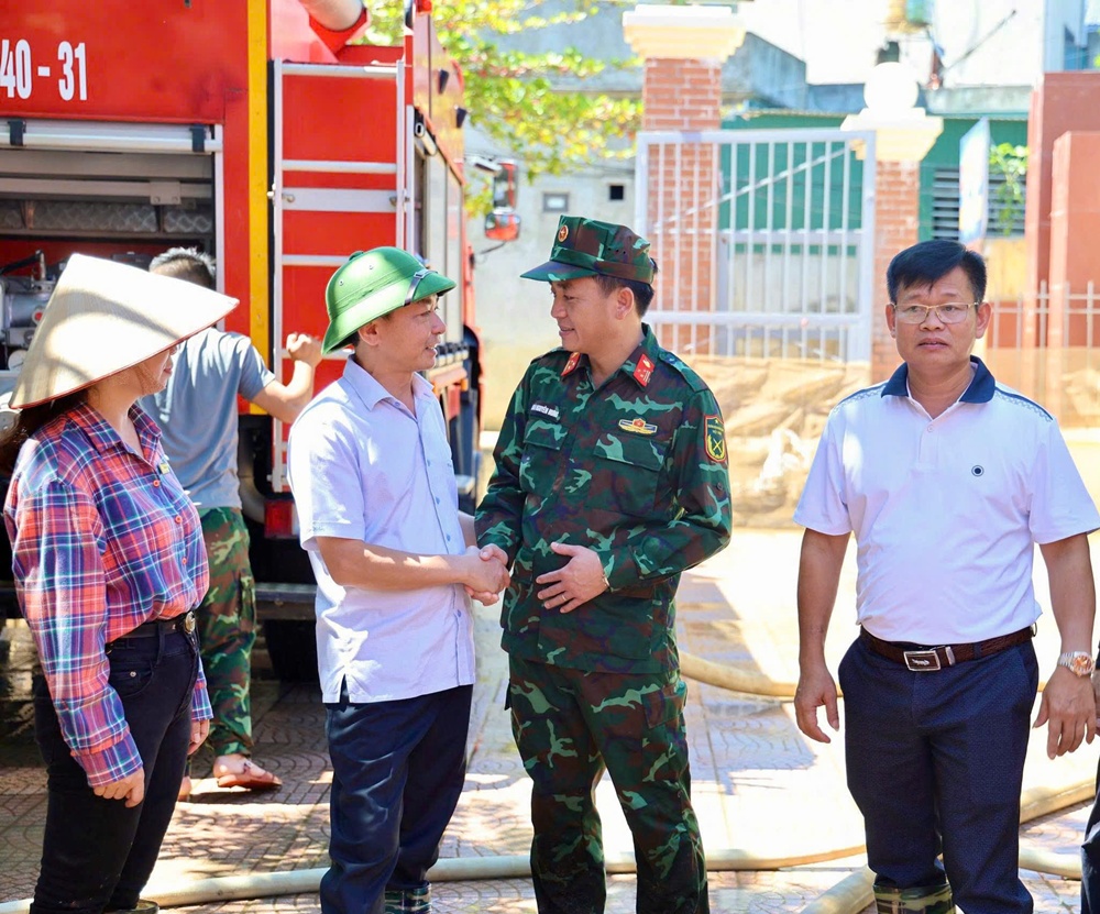 Xã Xuân Mai huy động các lực lượng tổng vệ sinh sau ngập úng