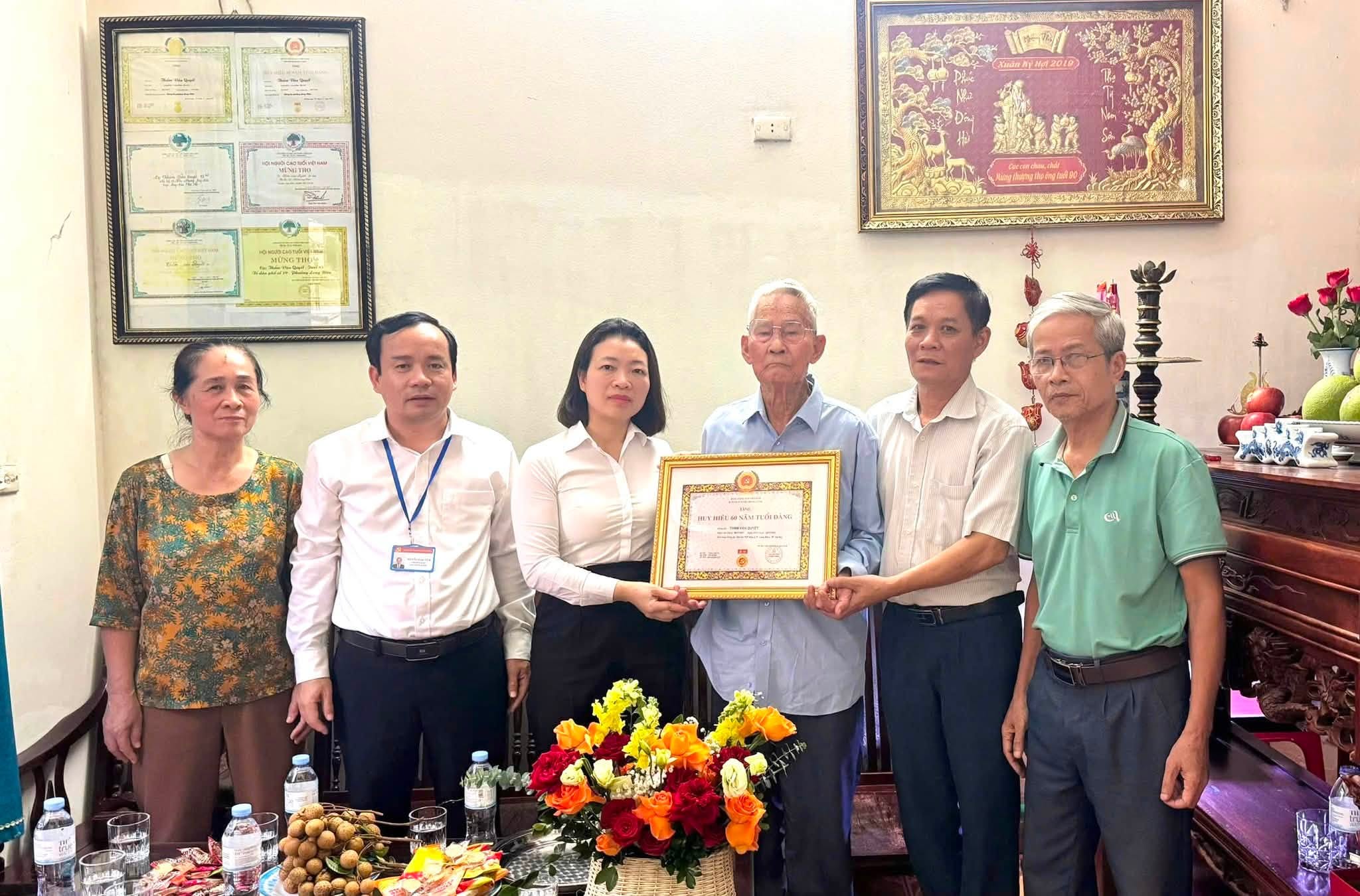 Phường Long Biên trao Huy hiệu 60 năm tuổi Đảng tại nhà đảng viên lão thành