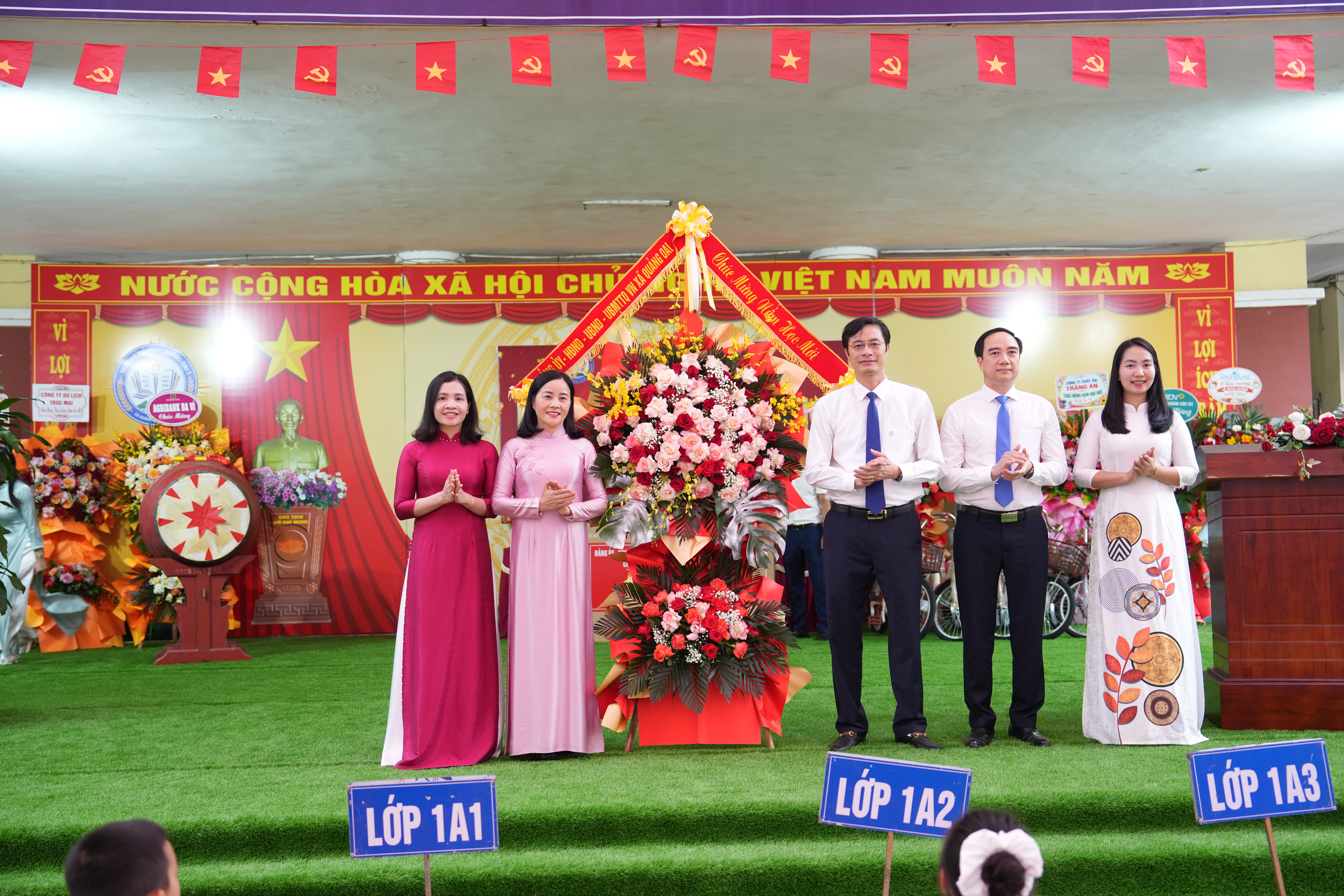 Xã Quảng Oai tưng bừng ngày khai trường, 24.472 học sinh đón năm học mới đầy hứng khởi
