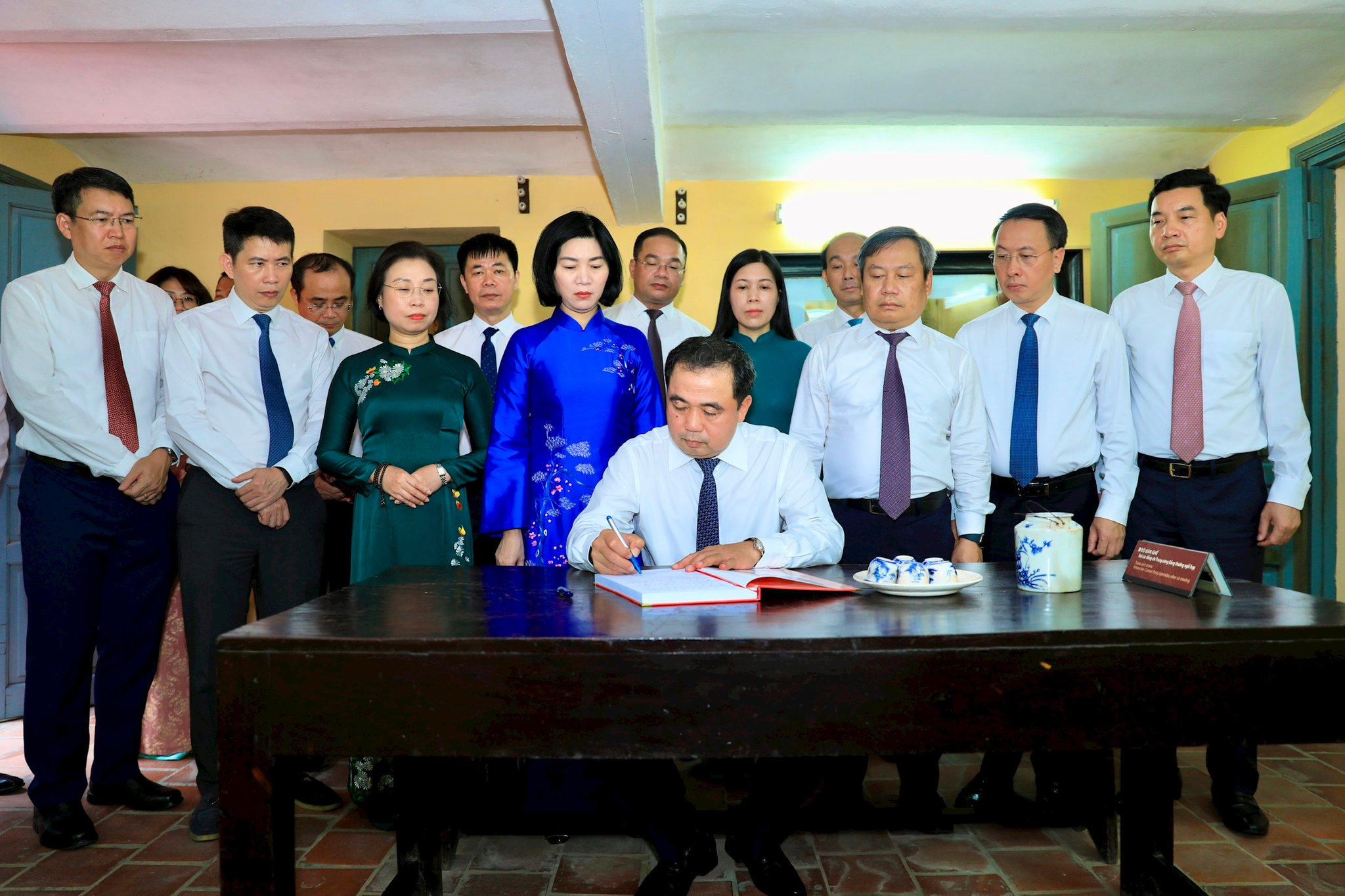 Dâng hương tưởng niệm Tổng Bí thư đầu tiên của Đảng