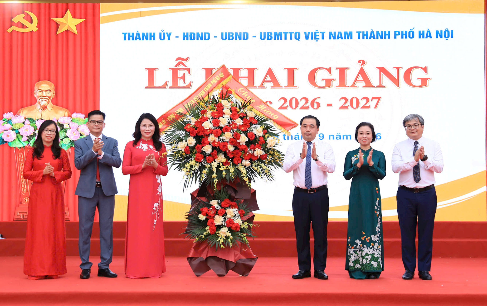 Bí thư Thành ủy Trần Đức Thắng dự lễ khai giảng, chung vui với thầy trò Trường THCS Trần Duy Hưng