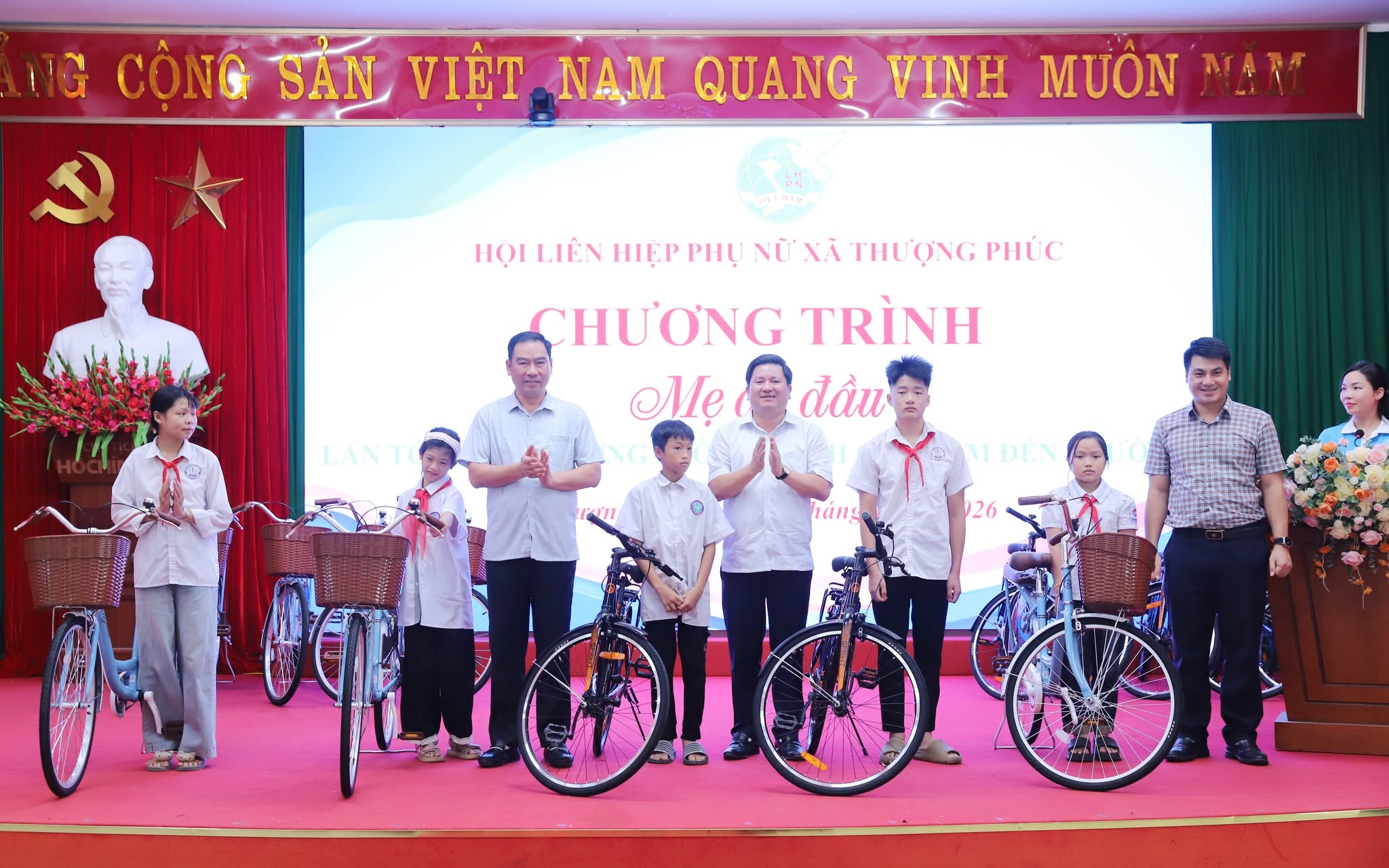 Xã Thượng Phúc trao 16 xe đạp, tiếp sức học sinh khó khăn đến trường