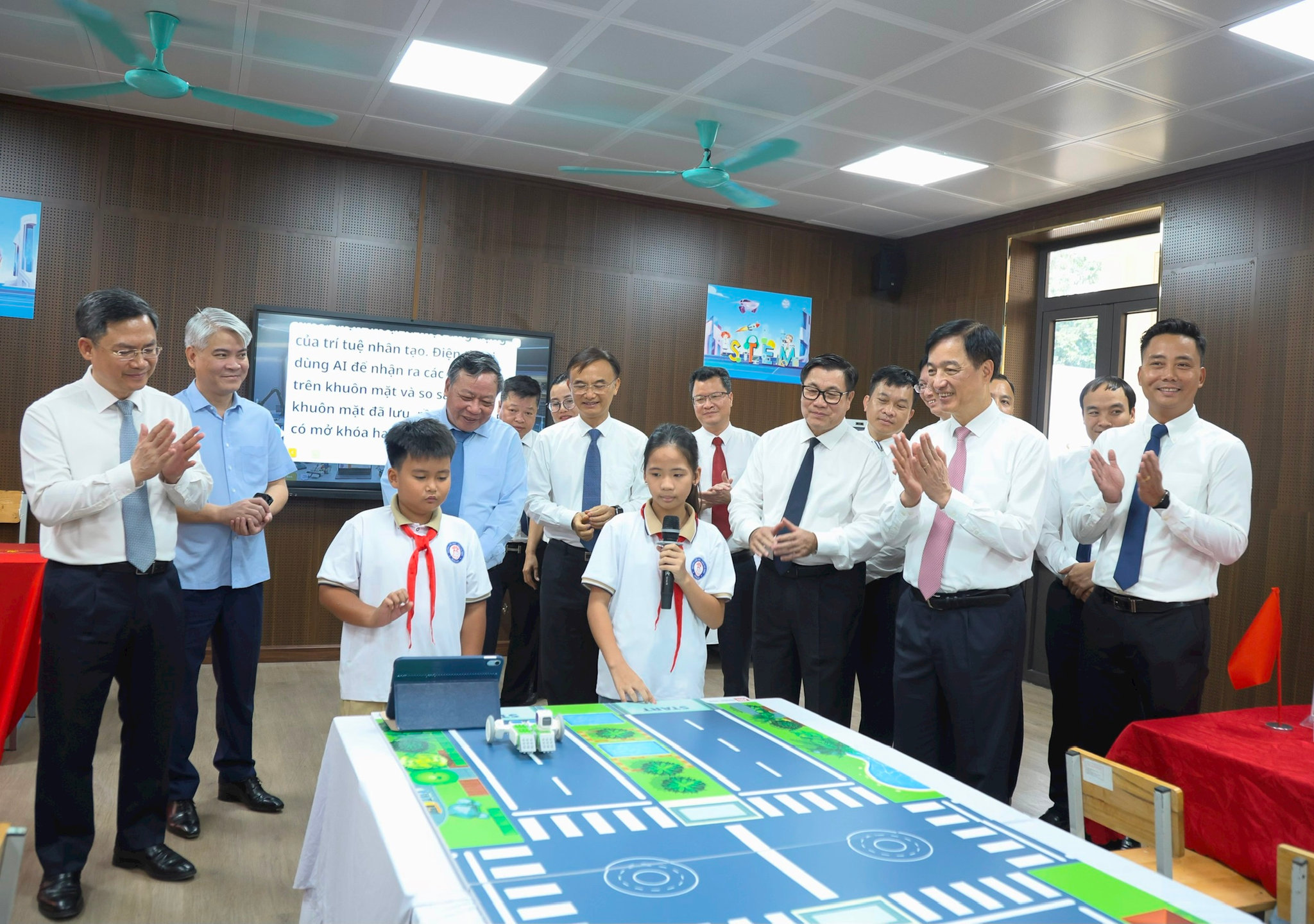 Học sinh xã Minh Châu hiện thực hóa giấc mơ học THPT ngay trên quê hương từ ngôi trường liên cấp mới