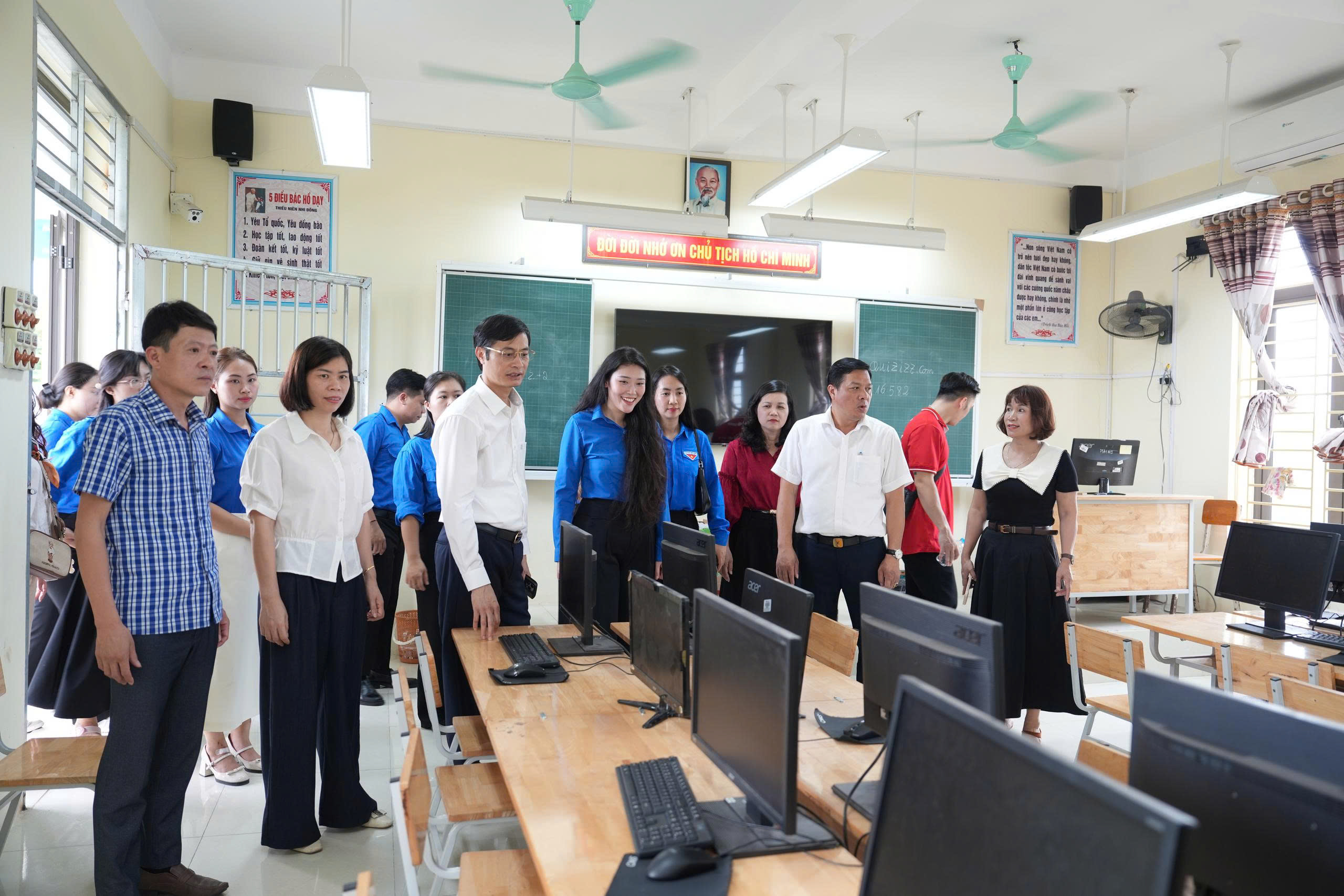 Xã Quảng Oai tiếp sức học sinh bước vào kỷ nguyên số từ những phòng máy mới