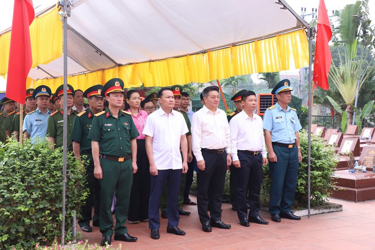 Xã Thanh Oai lấy mẫu 21 phần mộ liệt sĩ, góp phần tìm lại tên cho các anh hùng liệt sĩ