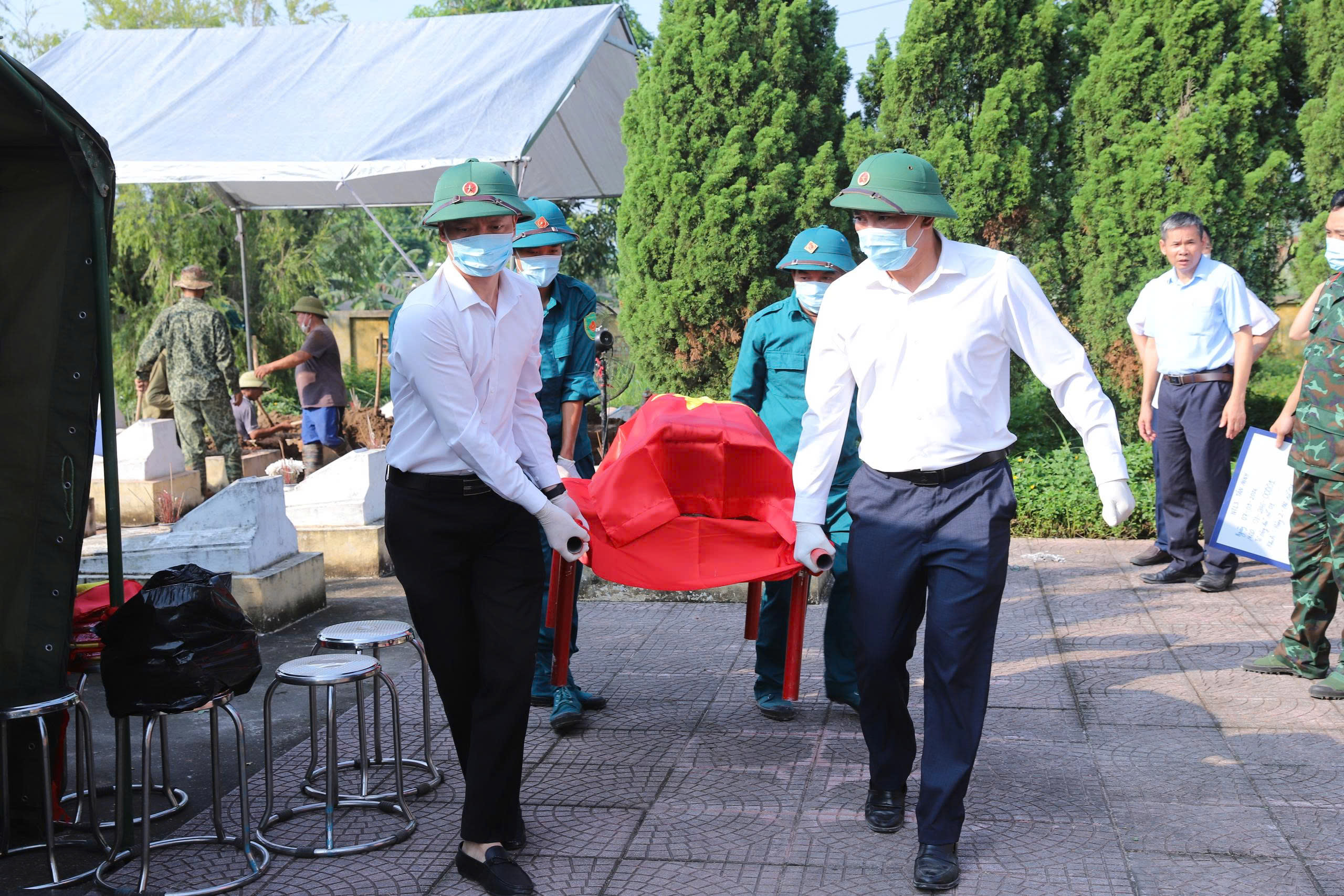 Xã Thượng Phúc lấy mẫu 22 phần mộ liệt sĩ, tiếp nối hành trình tìm lại tên cho các liệt sĩ