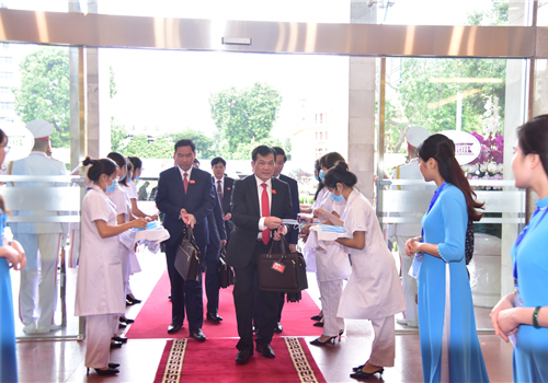 Các đại biểu thực hiện các biện pháp phòng, chống dịch bệnh trước khi vào Hội trường