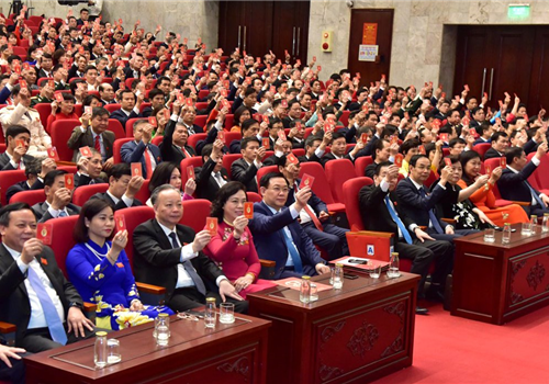 Các đại biểu tham gia biểu quyết