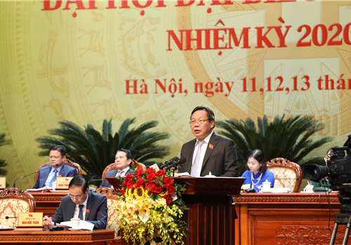 Ủy viên Ban Thường vụ Thành ủy, Trưởng ban Tuyên giáo Thành ủy Nguyễn Văn Phong trình bày Báo cáo Tổng hợp ý kiến góp ý vào dự thảo các văn kiện trình ĐH XIII của Đảng, ĐH XVII Đảng bộ Thành phố