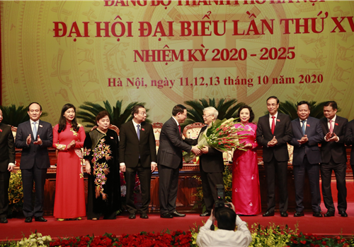 Đoàn Chủ tịch Đại hội tặng hoa Tổng Bí thư, Chủ tịch nước Nguyễn Phú Trọng