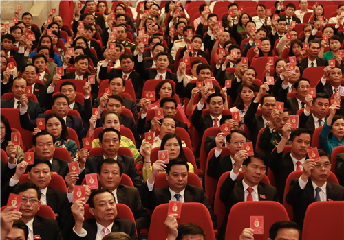 Các đại biểu biểu quyết thông qua Đề án nhân sự