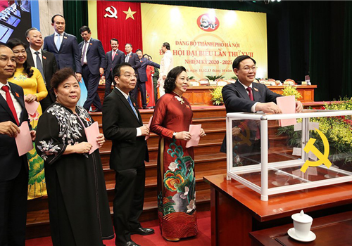 Các đại biểu bỏ phiếu Bầu Ban chấp hành Đảng bộ TP lần thứ XVII nhiệm kỳ 2020 - 2025