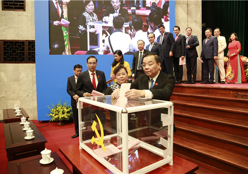 Các đại biểu bỏ phiếu Bầu Ban chấp hành Đảng bộ TP lần thứ XVII nhiệm kỳ 2020 - 2025