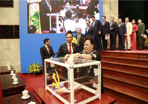 Các đại biểu bỏ phiếu Bầu Ban chấp hành Đảng bộ TP lần thứ XVII nhiệm kỳ 2020 - 2025