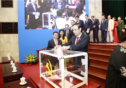 Các đại biểu bỏ phiếu Bầu Ban chấp hành Đảng bộ TP lần thứ XVII nhiệm kỳ 2020 - 2025