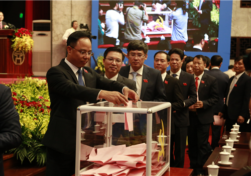 Các đại biểu bỏ phiếu Bầu Ban chấp hành Đảng bộ TP lần thứ XVII nhiệm kỳ 2020 - 2025