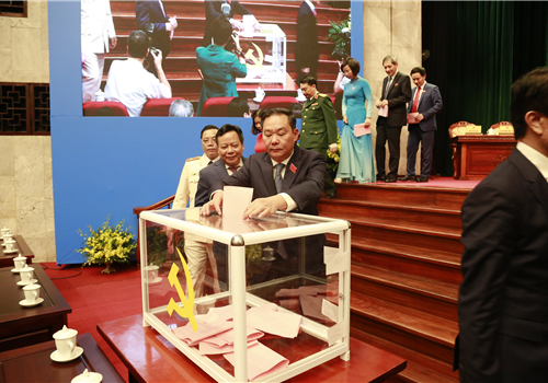 Các đại biểu bỏ phiếu Bầu Ban chấp hành Đảng bộ TP lần thứ XVII nhiệm kỳ 2020 - 2025