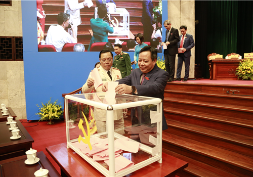 Các đại biểu bỏ phiếu Bầu Ban chấp hành Đảng bộ TP lần thứ XVII nhiệm kỳ 2020 - 2025