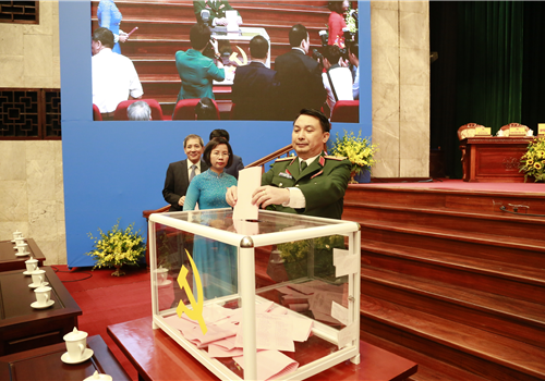 Các đại biểu bỏ phiếu Bầu Ban chấp hành Đảng bộ TP lần thứ XVII nhiệm kỳ 2020 - 2025