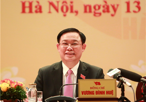 Uỷ viên Bộ Chính trị, Bí thư Thành uỷ, Trưởng đoàn đại biểu Quốc hội thành phố Hà Nội Vương Đình Huệ trả lời câu hỏi của phóng viên