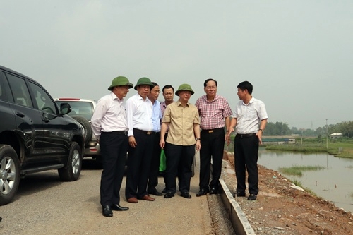 Ảnh Đồng chí Nguyễn Văn Sửu cùng các đồng chí trong đoàn kiểm tra tại Dự án xử lý cấp bách và nâng cấp đê tả Bùi.