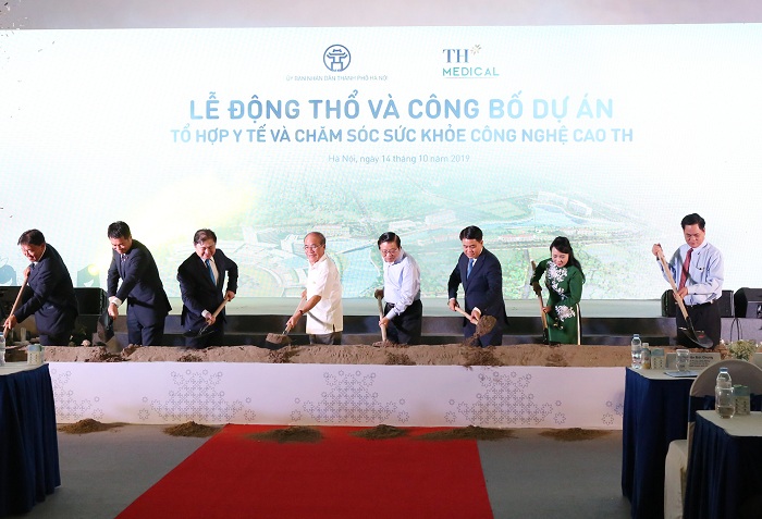 Các đại biểu thực hiện nghi lễ động thổ