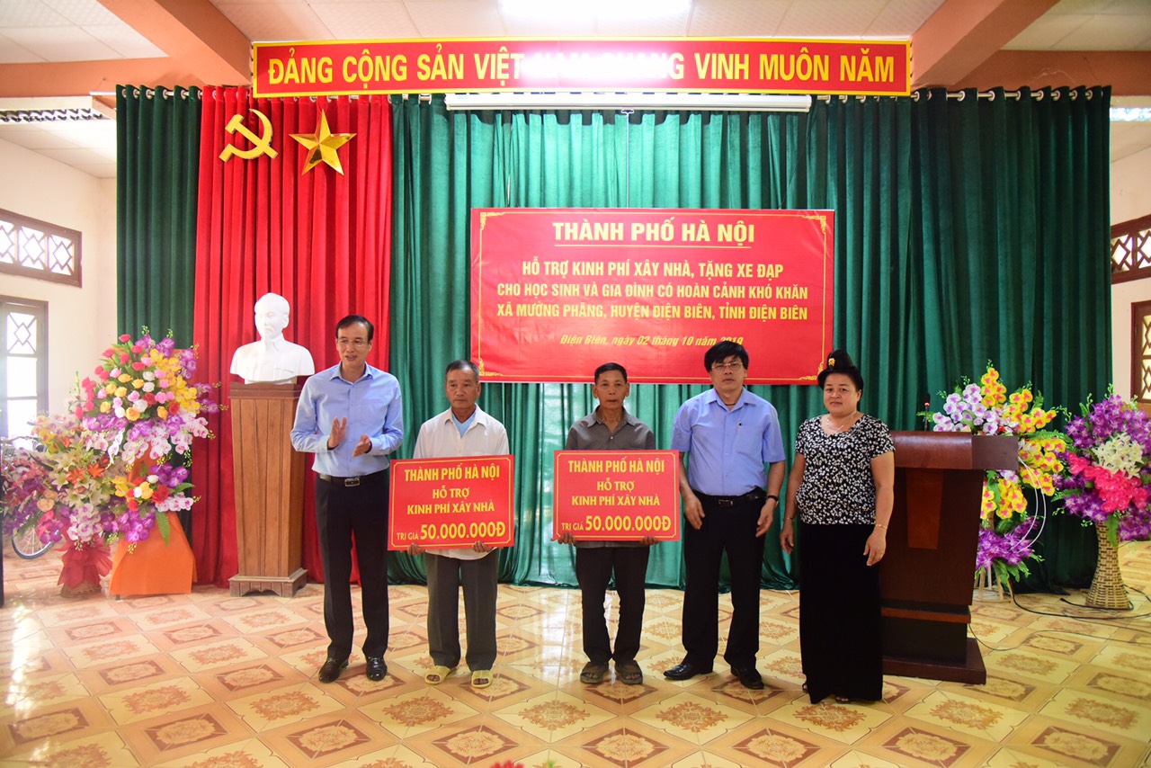 Đoàn công tác thành phố hỗ trợ xây dựng 2 nhà tình nghĩa cho hộ gia đình chính sách