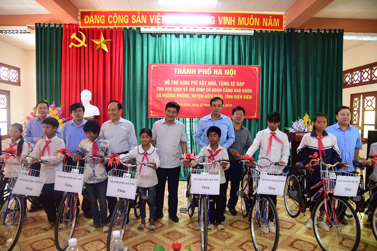 Đoàn công tác TP Hà Nội trao tặng 50 xe đạp cho trẻ em nghèo có hoàn cảnh khó khăn ở xã Mường Phăng (huyện Điện Biên)