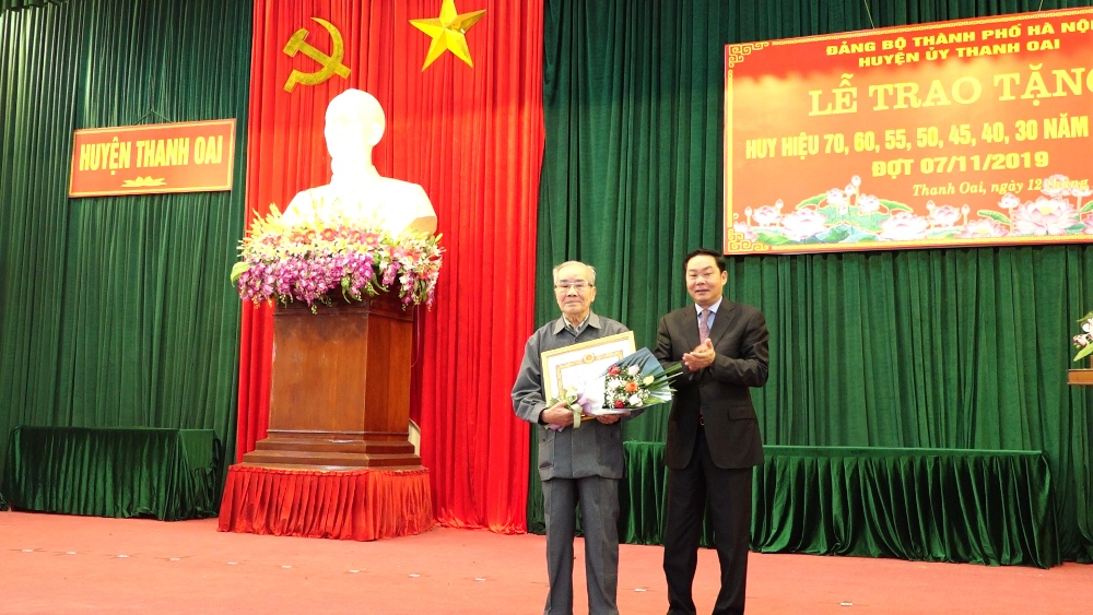 Đồng chí Lê Hồng Sơn - Phó Chủ tịch UBND Thành phố trao huy hiệu cho đảng viên 70 năm tuổi Đảng