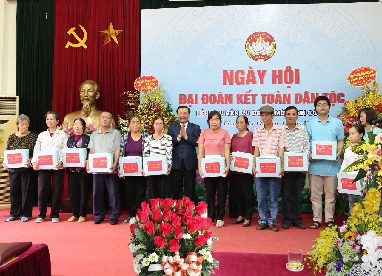 Bộ trưởng Đinh Tiến Dũng trao quà cho các hộ gia đình