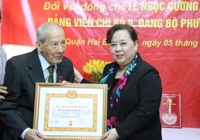 Phó Bí thư Thành ủy, Chủ tịch HĐND thành phố Nguyễn Thị Bích Ngọc trao Huy hiệu 75 năm tuổi Đảng cho đảng viên Lê Ngọc Cương, đảng bộ phường Minh Khai, quận Hai Bà Trưng