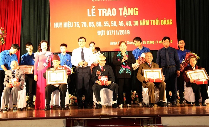 Phó Bí thư Thành ủy, Chủ tịch HĐND thành phố Nguyễn Thị Bích Ngọc trao Huy hiệu Đảng cho các đảng viên lão thành quận Hai Bà Trưng