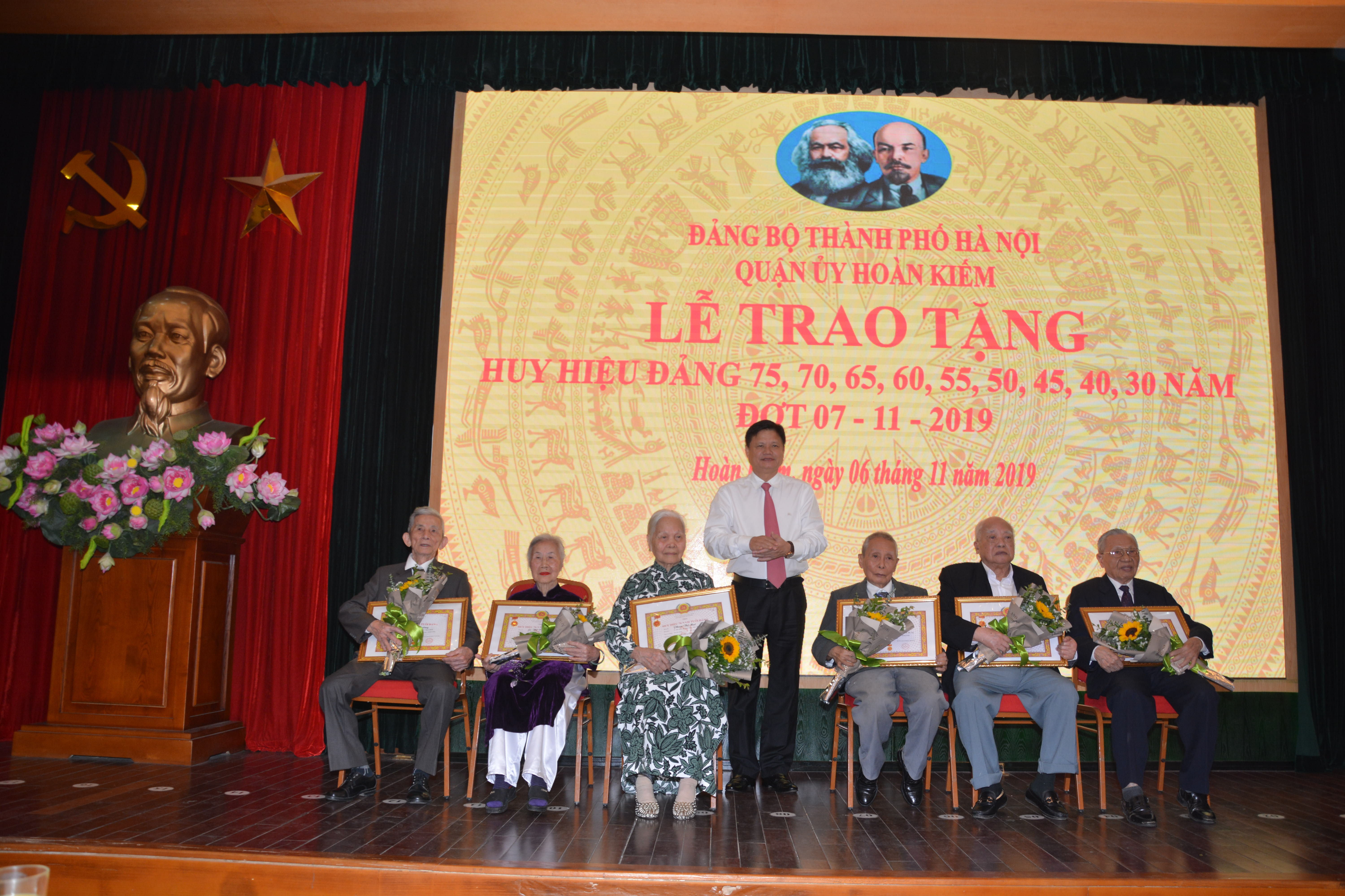 Đồng chí Vũ Đức Bảo - UVTV, Trưởng Ban Tổ chức Thành ủy trao tặng Huy hiệu Đảng tại Đảng bộ quận Hoàn Kiếm