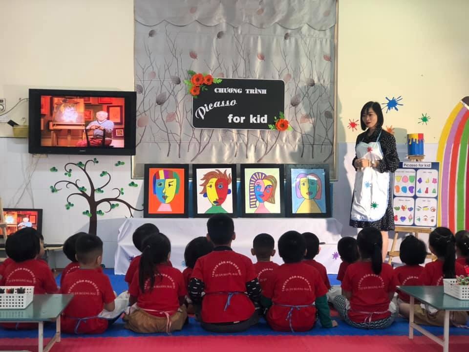 Hình ảnh cô giáo Đỗ Thu Hằng với các em học sinh