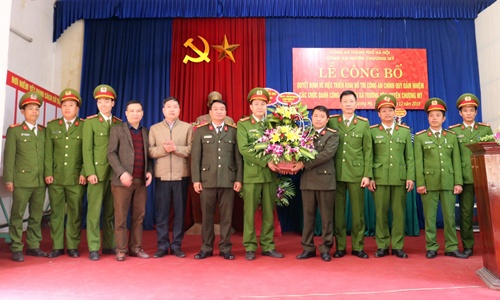 Lãnh đạo Công an huyện tặng hoa và trao Quyết định cho các đồng chí Công an chính quy đảm nhiệm chức danh Công an xã tại xã Đại Yên, Trung Hòa và Trường Yên.