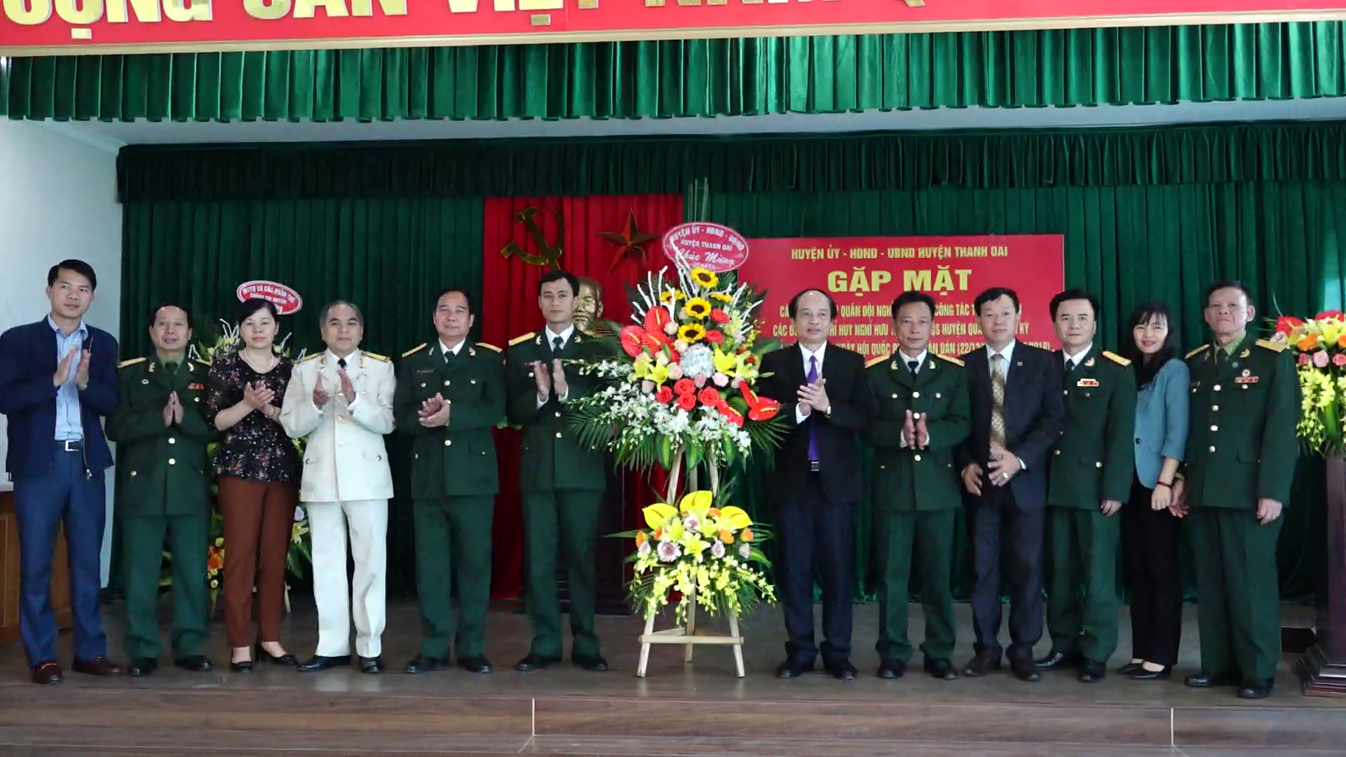 Các đồng chí lãnh đạo huyện tặng hoa chúc mừng