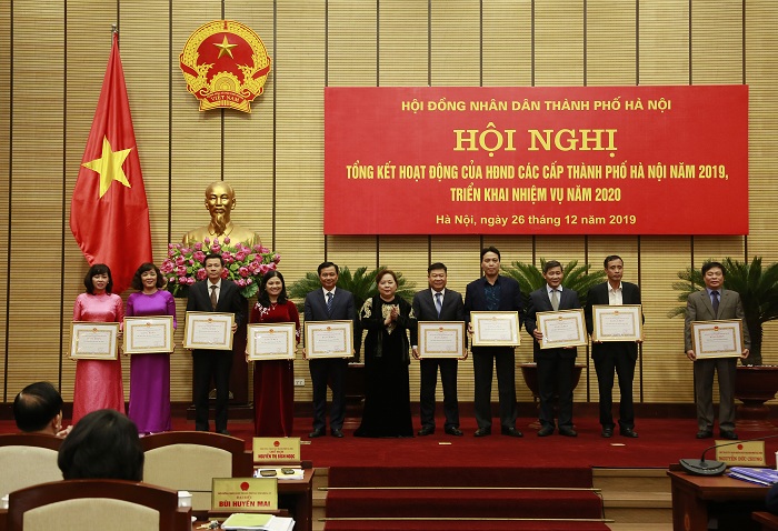 Chủ tịch HĐND thành phố Hà Nội Nguyễn Thị Bích Ngọc tặng Cờ thi đua xuất sắc cho các tập thể