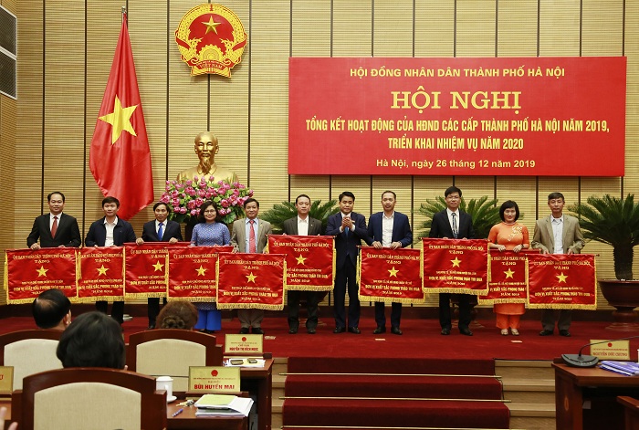 Chủ tịch UBND thành phố Hà Nội Nguyễn Đức Chung trao Bằng khen của UBND thành phố cho các tập thể