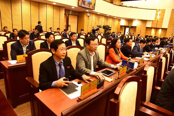 Các đại biểu bấm bút thông qua các nghị quyết