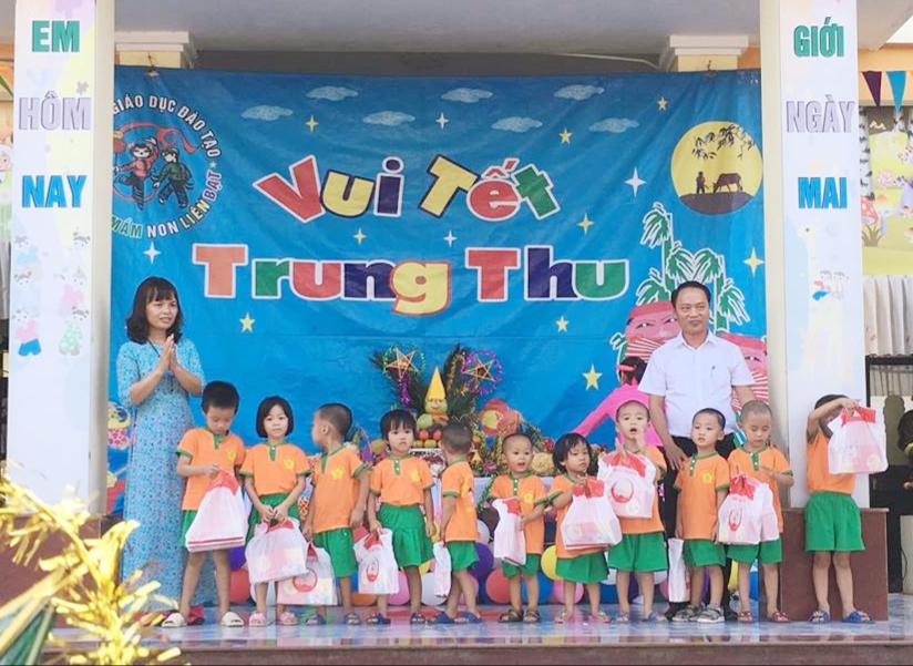 Cô Hòa cùng đại diện lãnh đạo xã trao thưởng cho các em học sinh có hoàn cảnh khó khăn dịp Tết Trung thu 