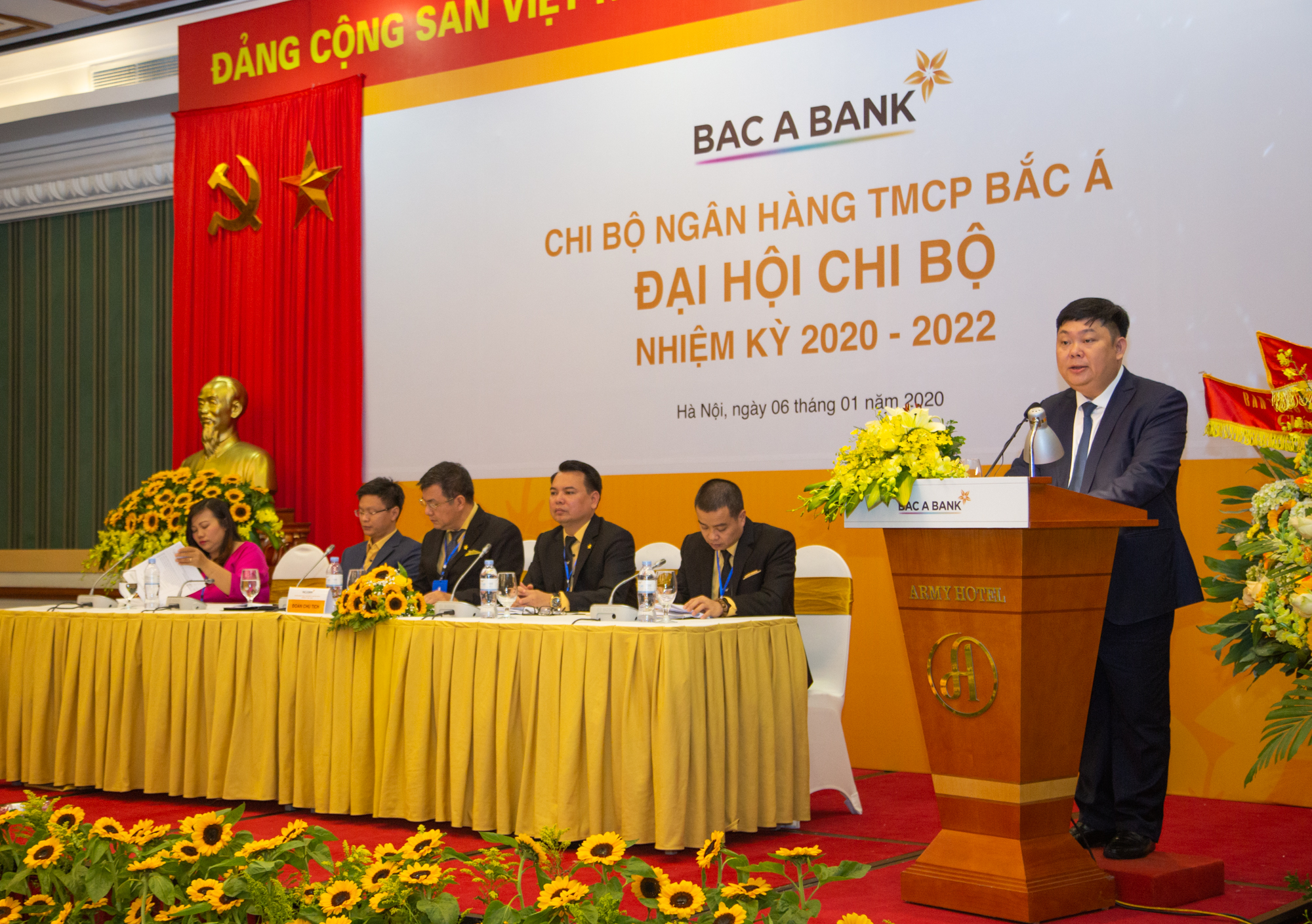 Đ/c Trần Đức Hiếu - UVTV, Trưởng Ban Tổ chức Quận ủy phát biểu chỉ đạo tại Đại hội