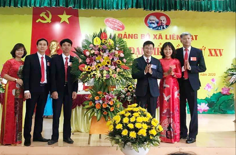 Bí thư Huyện ủy Nguyễn Phi Thường tặng hoa chúc mừng Đại hội đại biểu Đảng bộ xã Liên Bạt lần thứ XXV nhiệm kỳ 2020-2025